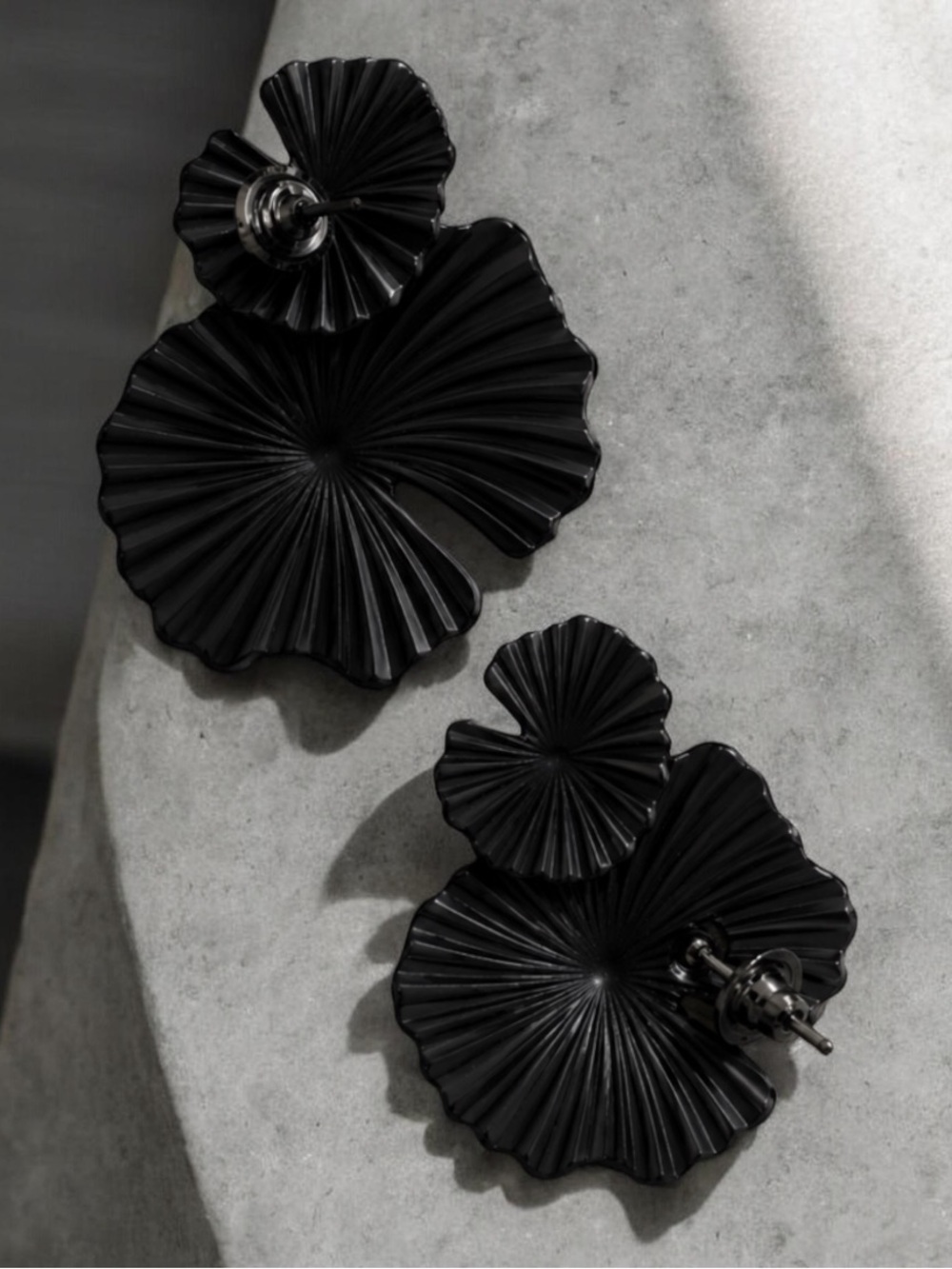 Anthropologie jewelry Stunning black hibiscus earrings Nwt - Picture 2 of 4